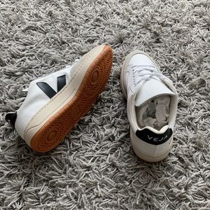 Veja Shoes- V-12 B-Mesh